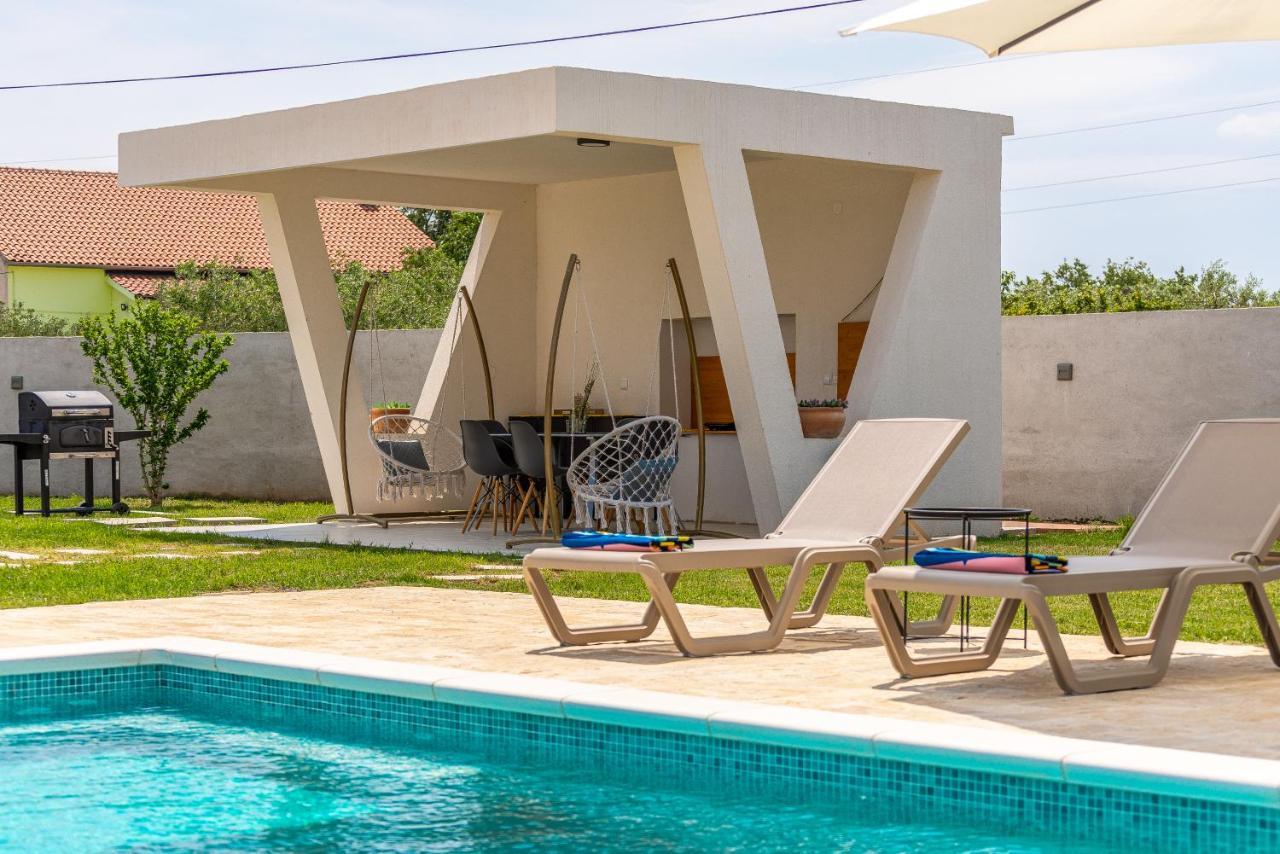 S&I Peaceful Holiday Home With Pool & Jacuzzi Galovac  Luaran gambar