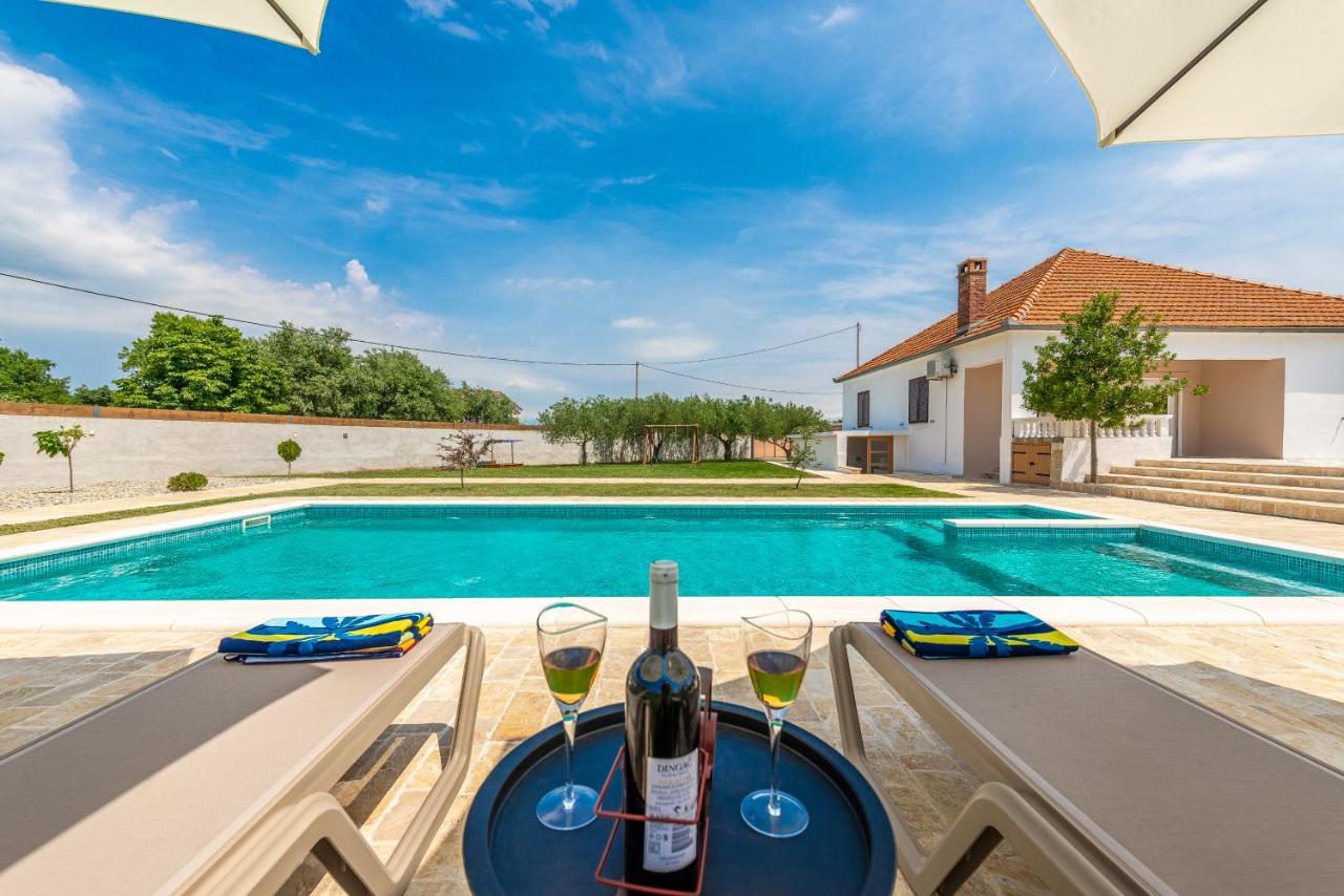 S&I Peaceful Holiday Home With Pool & Jacuzzi Galovac  Luaran gambar