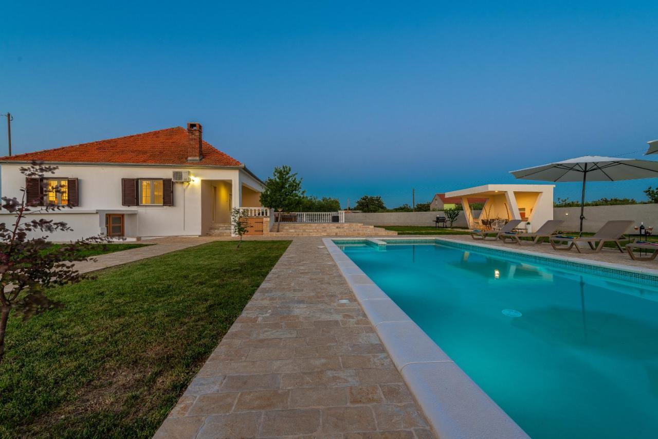 S&I Peaceful Holiday Home With Pool & Jacuzzi Galovac  Luaran gambar