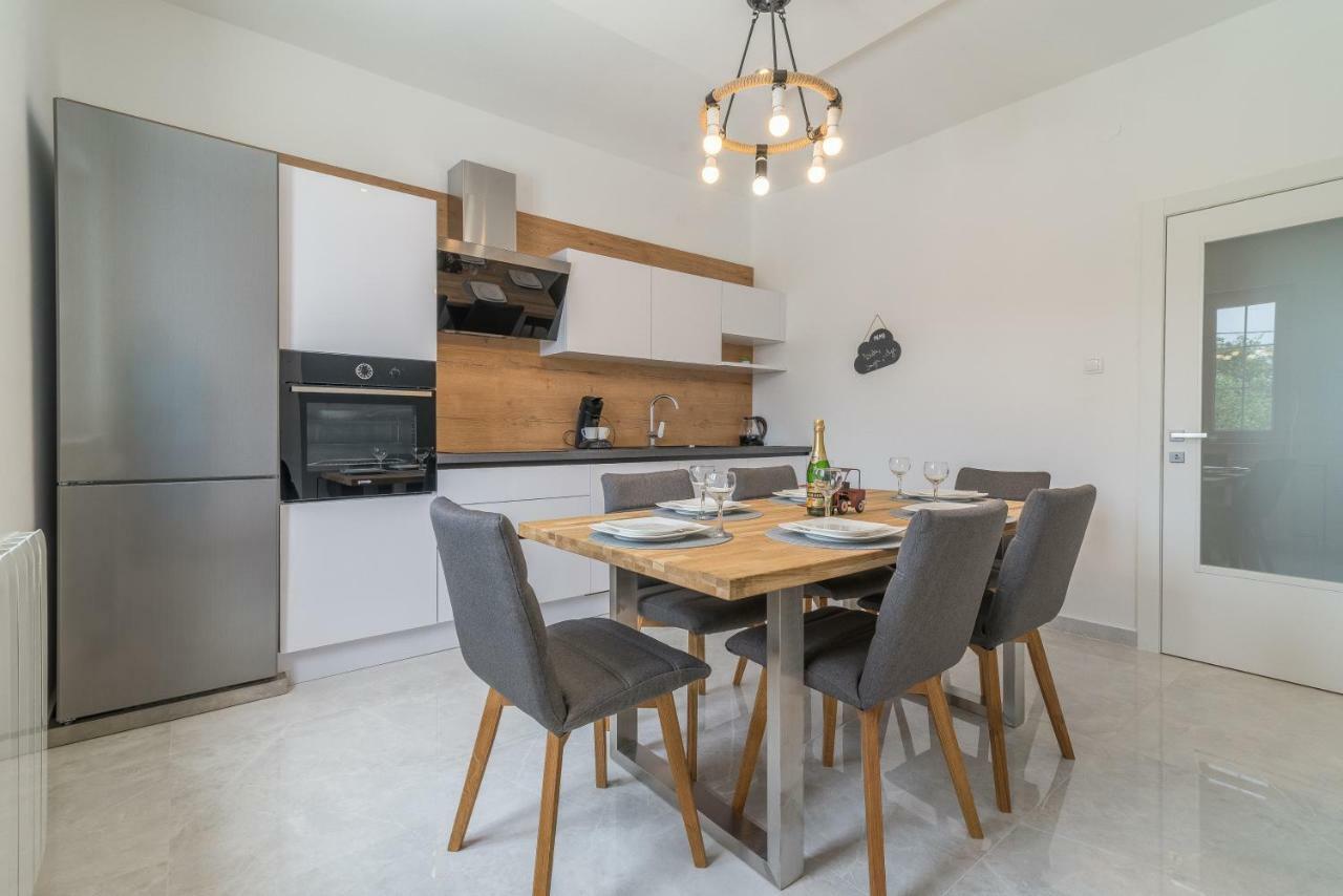 S&I Peaceful Holiday Home With Pool & Jacuzzi Galovac  Luaran gambar